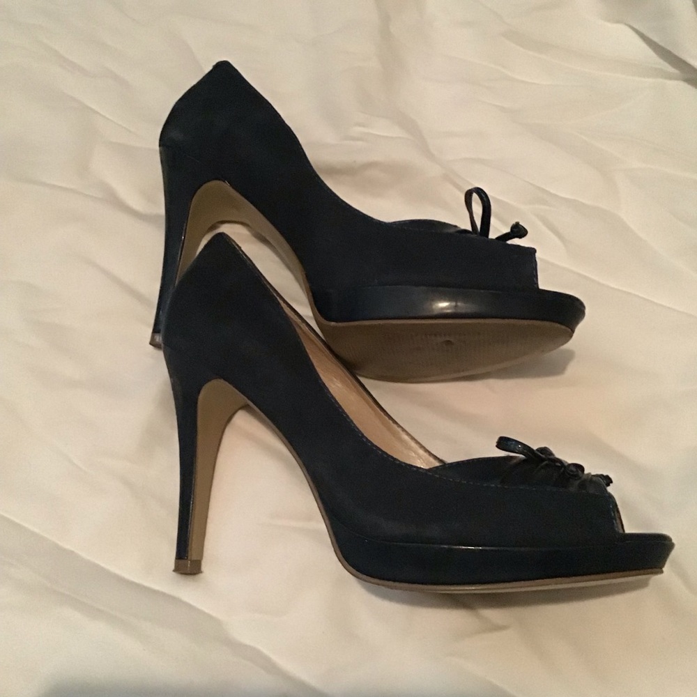Green suede & leather peep toe heels. Sz. 8, 4”